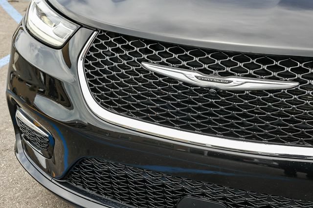 Used 2024 Chrysler Pacifica Touring-L FWD image 11