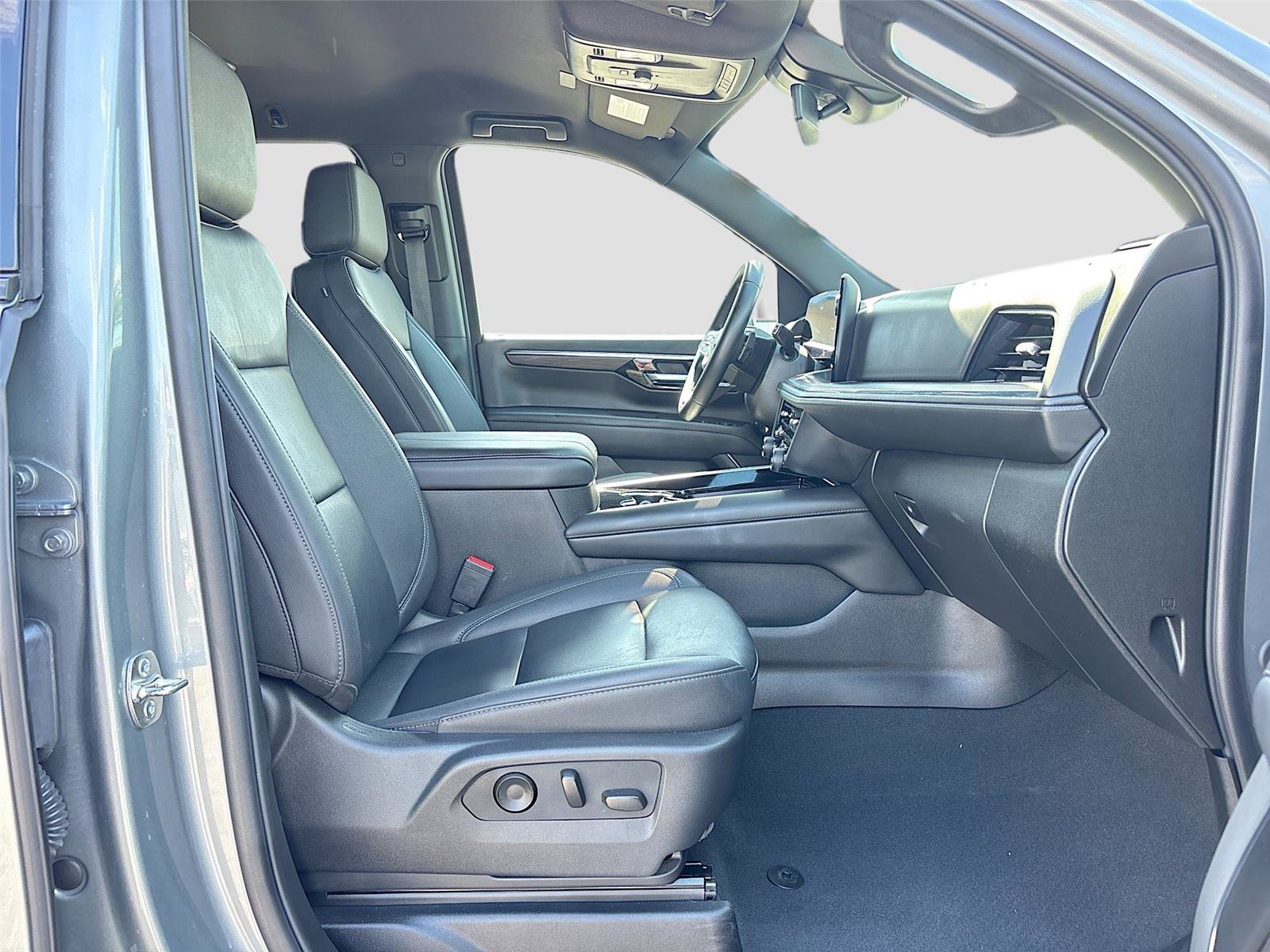 Used 2025 Chevrolet Suburban Z71 AWD/4WD image 33