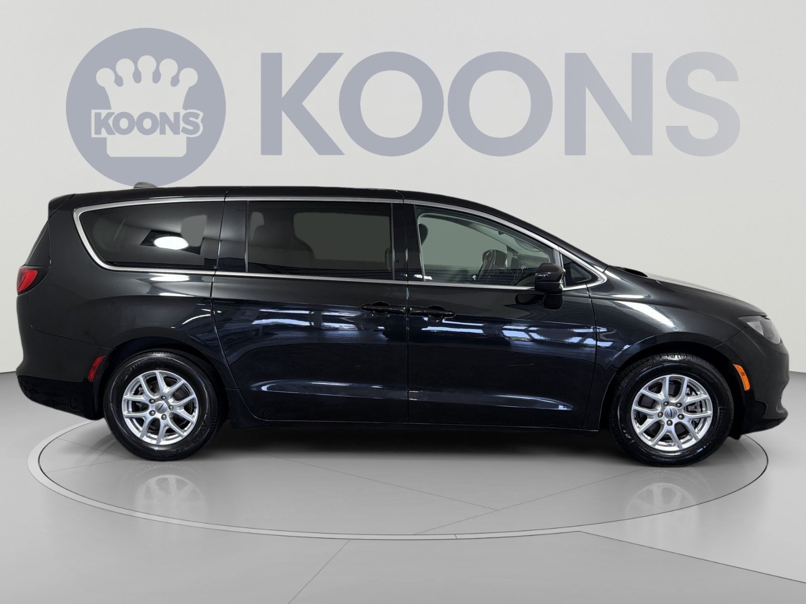Used 2022 Chrysler Voyager LX FWD image 8