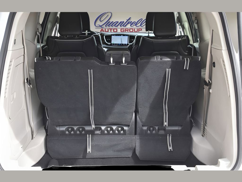 Used 2023 Chrysler Pacifica Limited w/ Uconnect Theater Family Group image 25