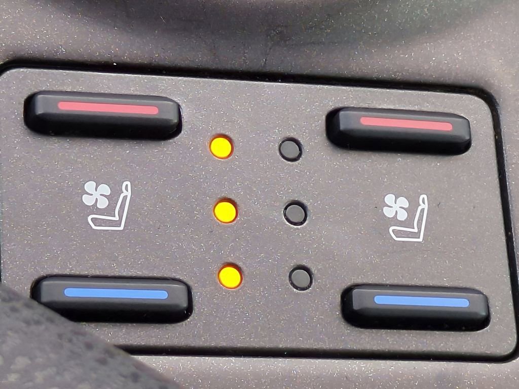 Used 2022 Toyota Camry XLE w/ Navigation Upgrade Package image 24