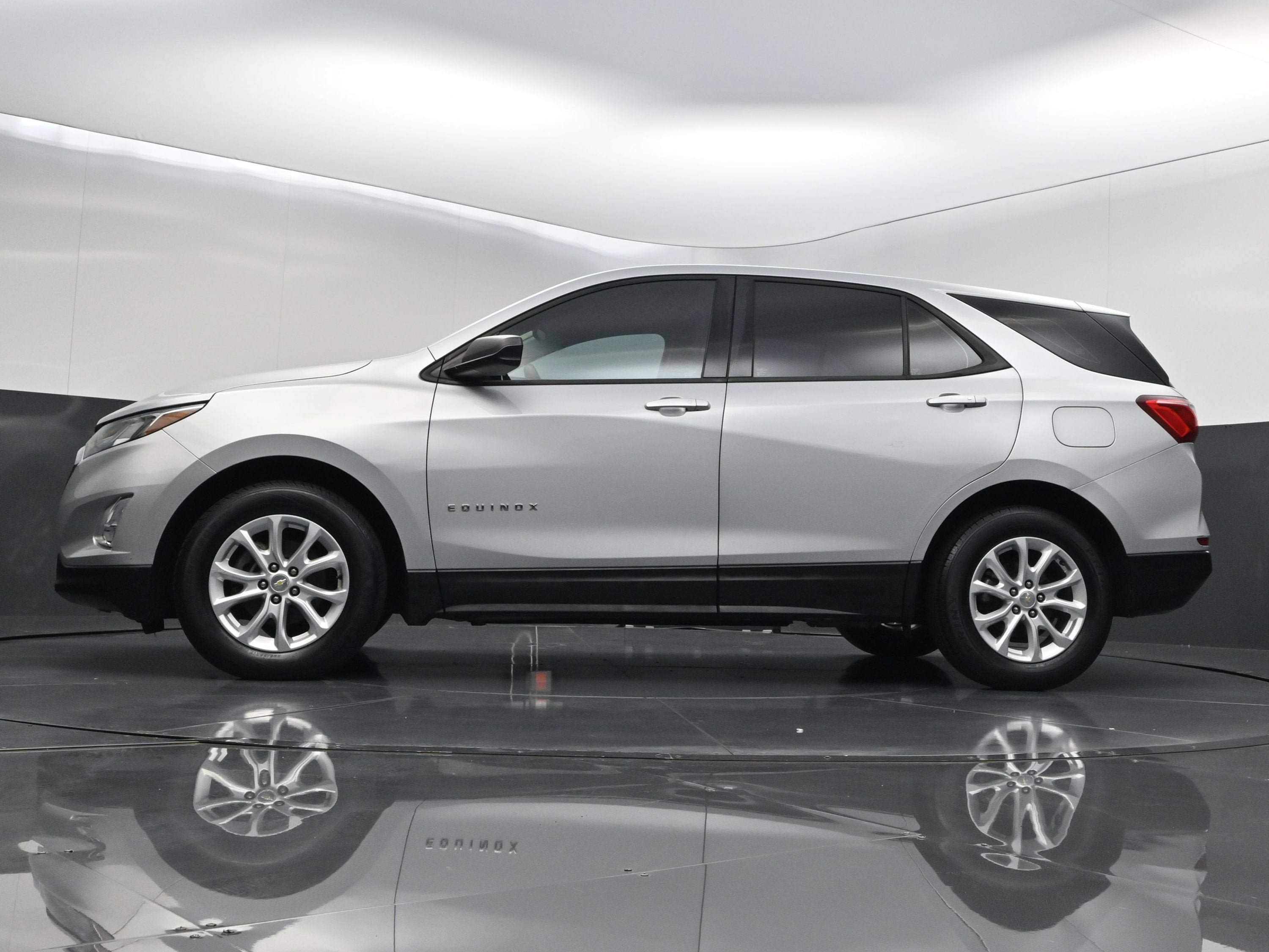 Used 2018 Chevrolet Equinox LS FWD image 38