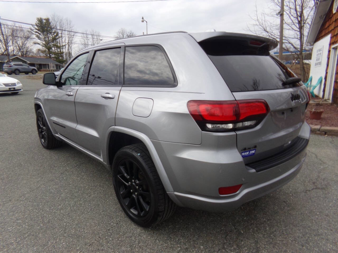 Used 2019 Jeep Grand Cherokee Altitude image 11