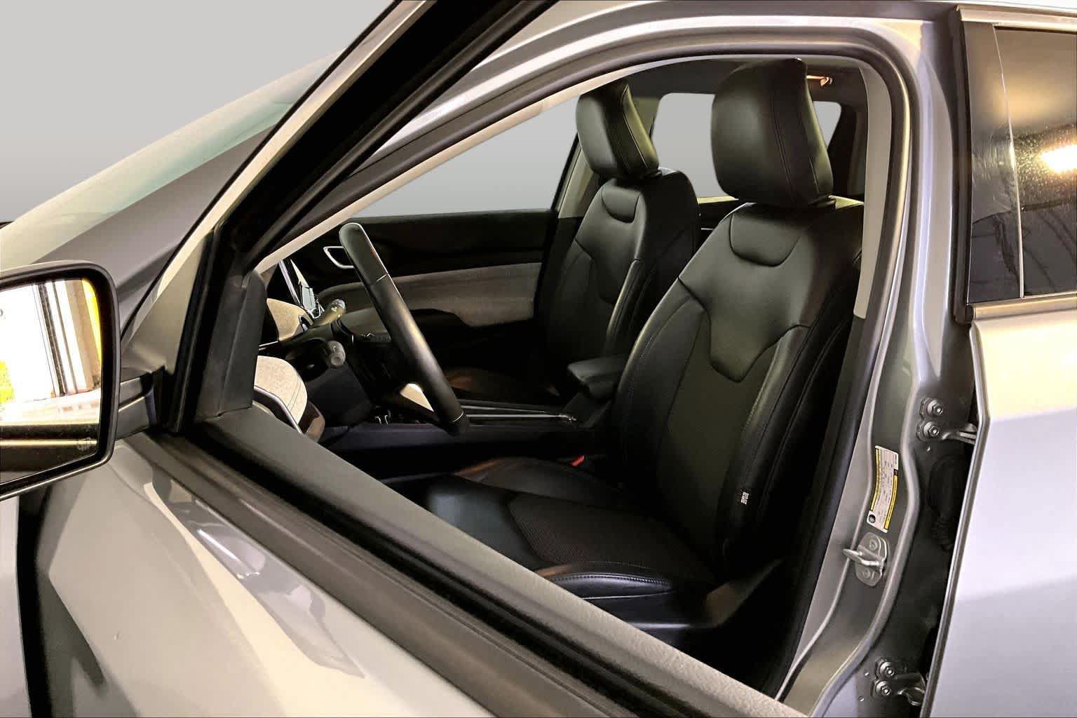 Used 2022 Jeep Compass Latitude w/ Sun and Sound Group AWD/4WD image 9