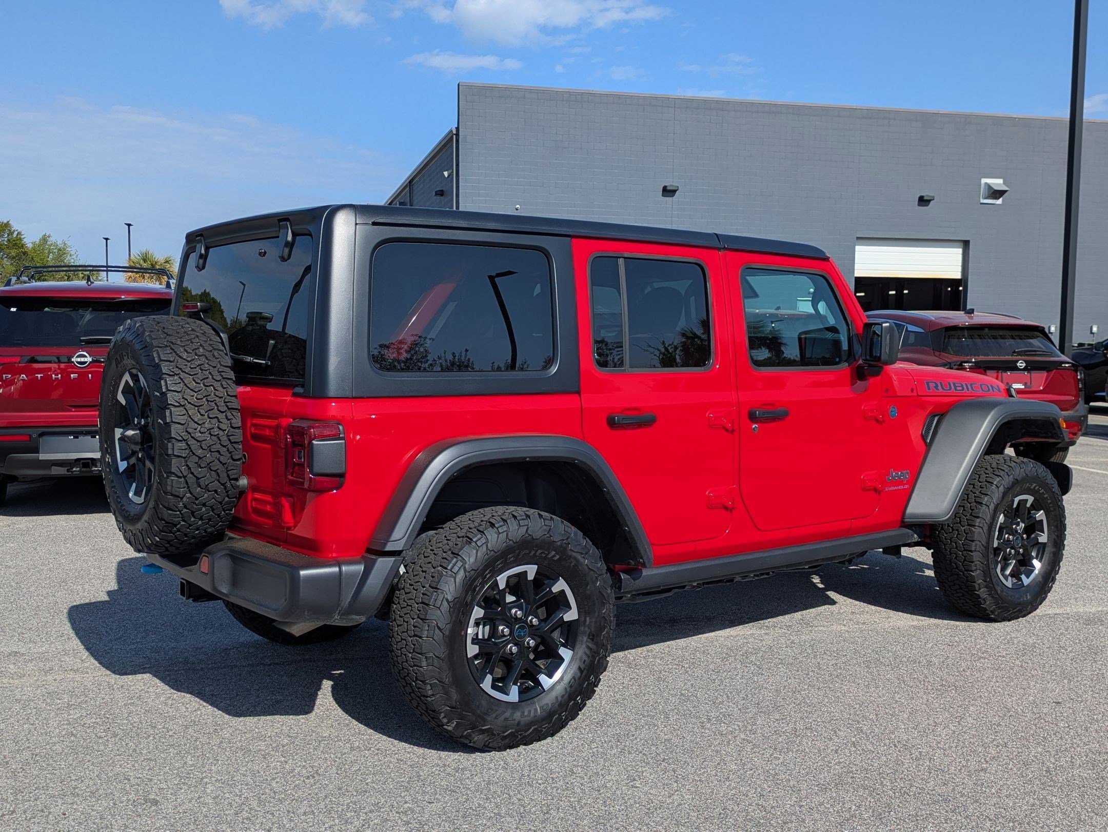Used 2025 Jeep Wrangler Unlimited Rubicon 4xe w/ Convenience Group AWD/4WD image 4