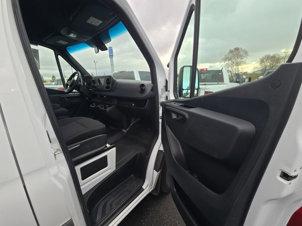 Used 2024 Mercedes-Benz Sprinter 2500 image 13