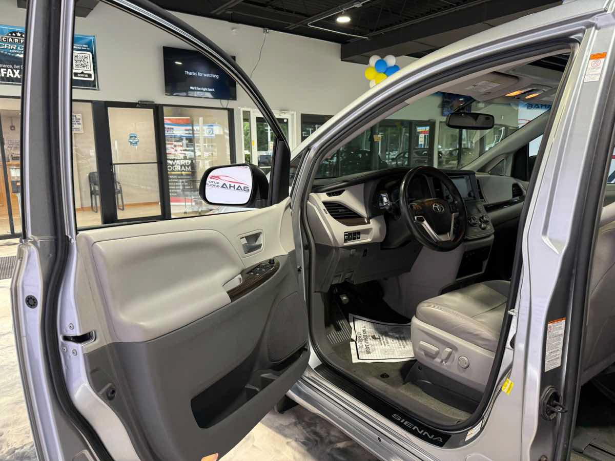 Used 2017 Toyota Sienna XLE w/ XLE Navigation Package AWD/4WD image 28