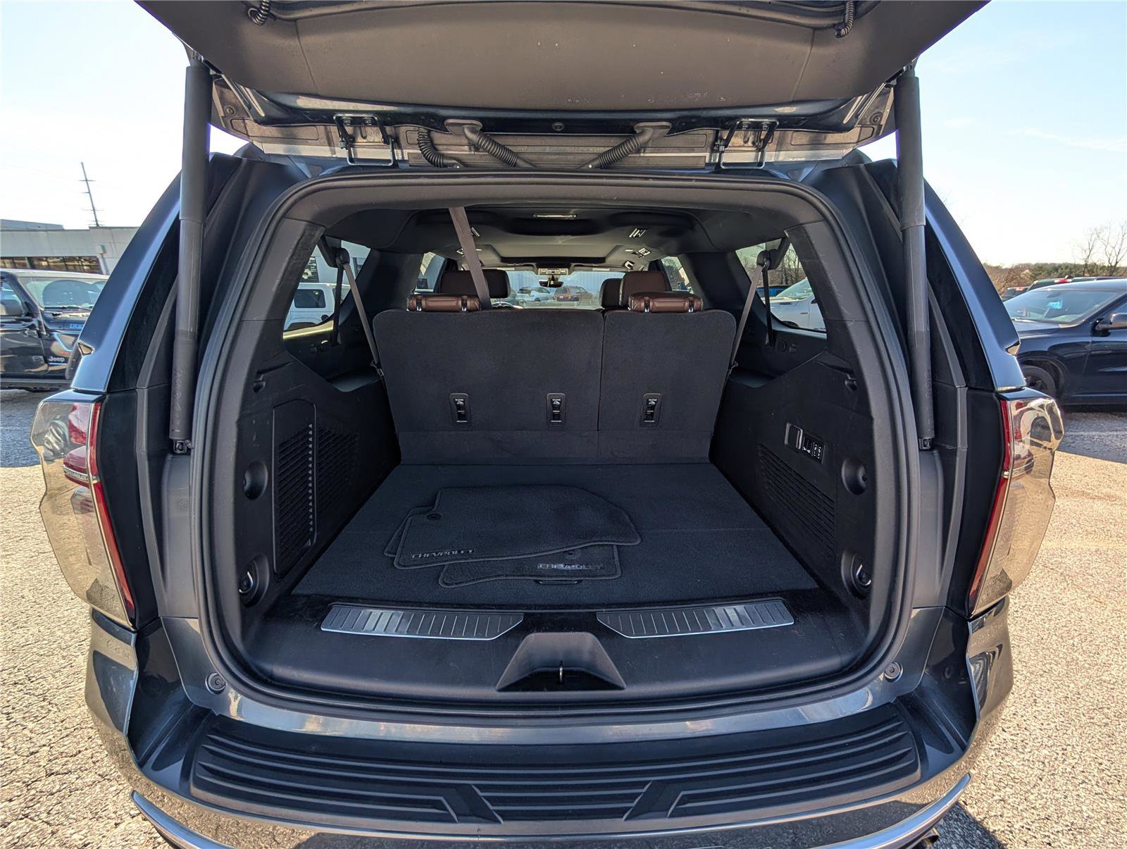 Used 2021 Chevrolet Suburban High Country w/ Premium Package image 13