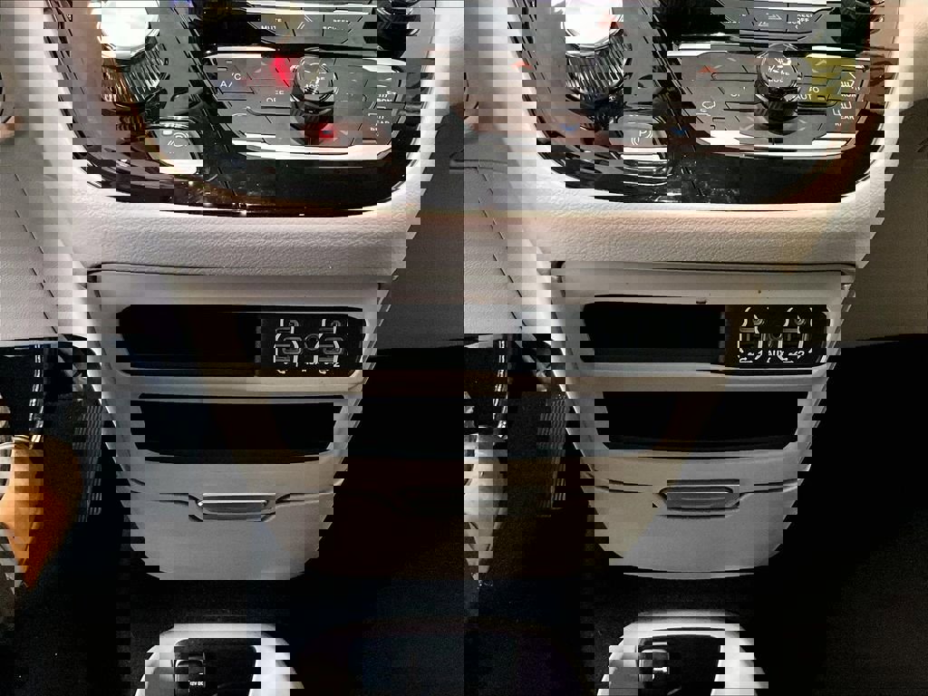 Used 2023 Chrysler Pacifica Touring-L image 27