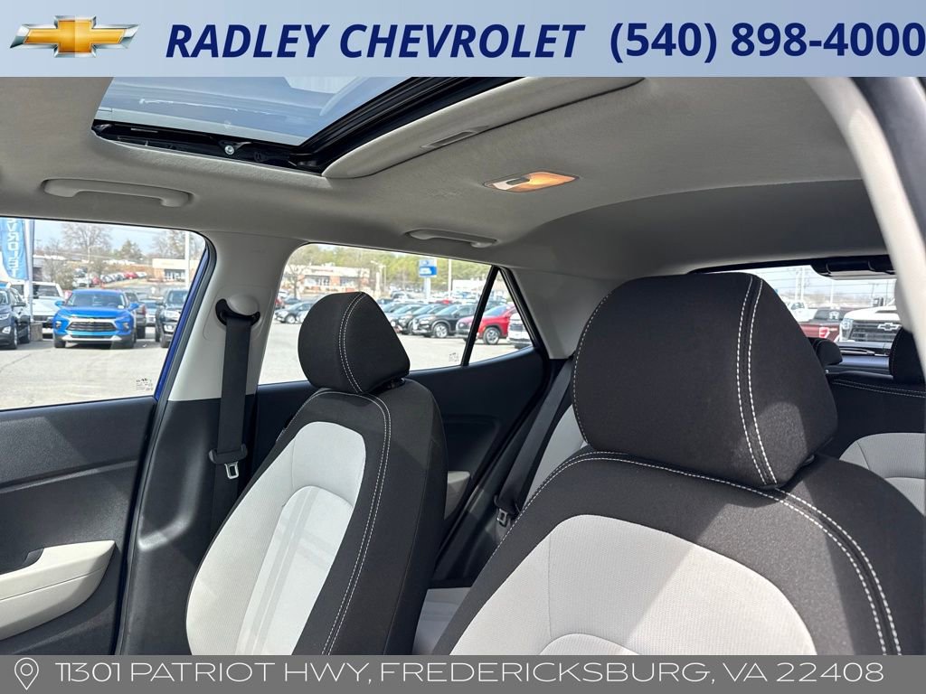 Used 2025 Hyundai Venue SEL image 2