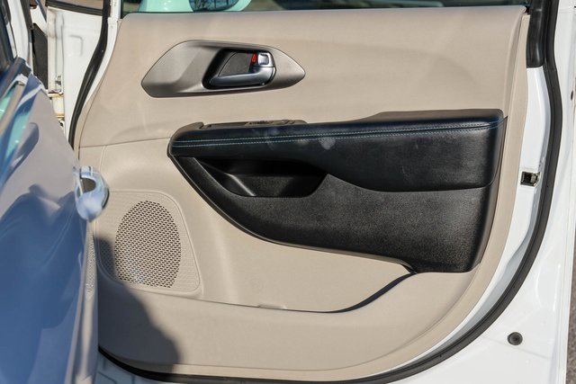 Used 2021 Chrysler Pacifica Touring-L image 16