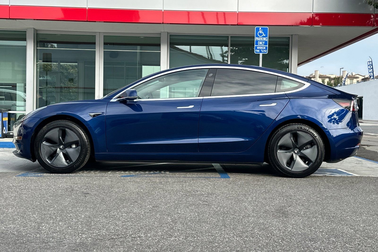 Used 2019 Tesla Model 3 Standard Range Plus image 7