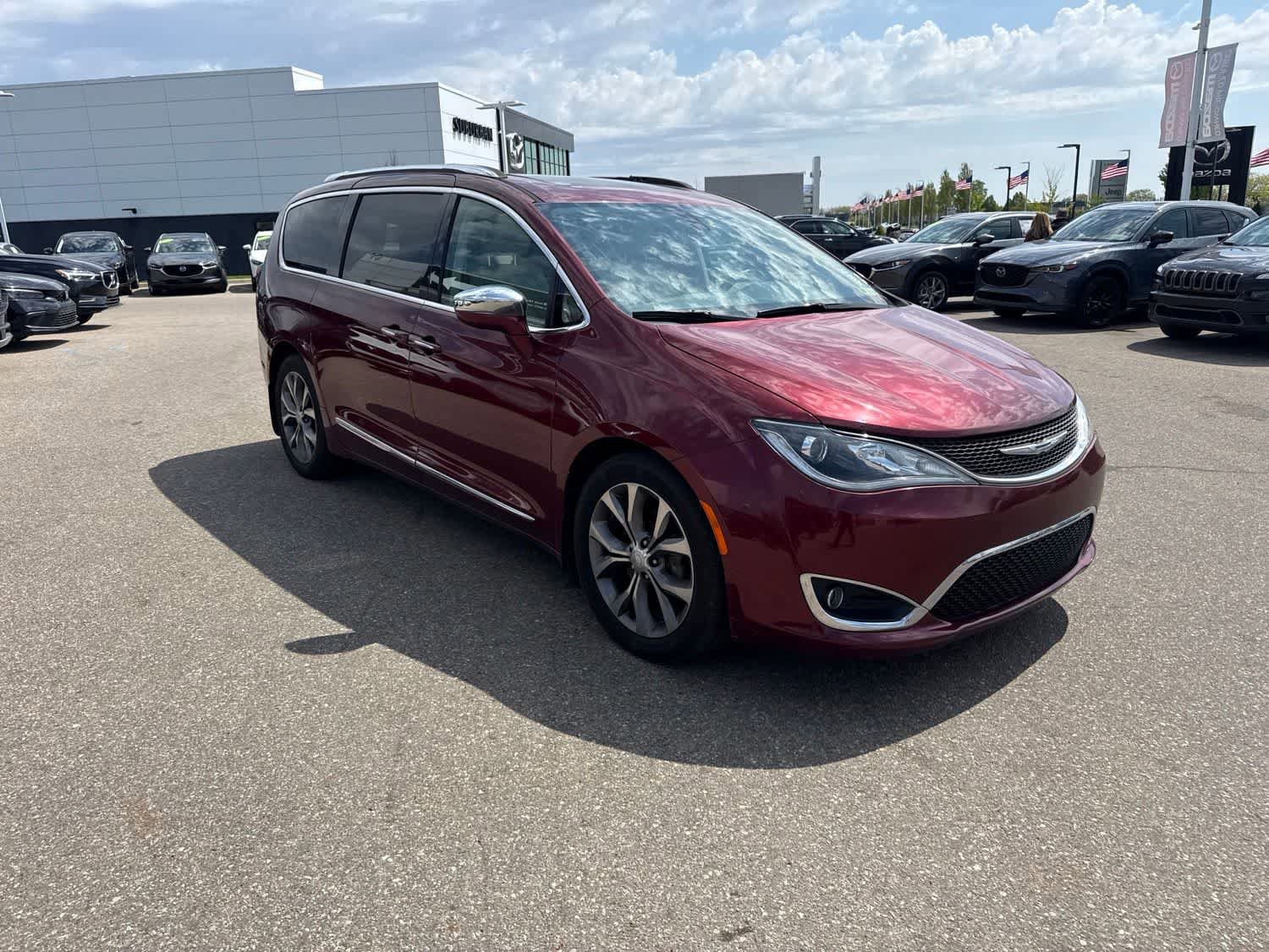 Used 2018 Chrysler Pacifica Limited w/ Tire & Wheel Group FWD image 3