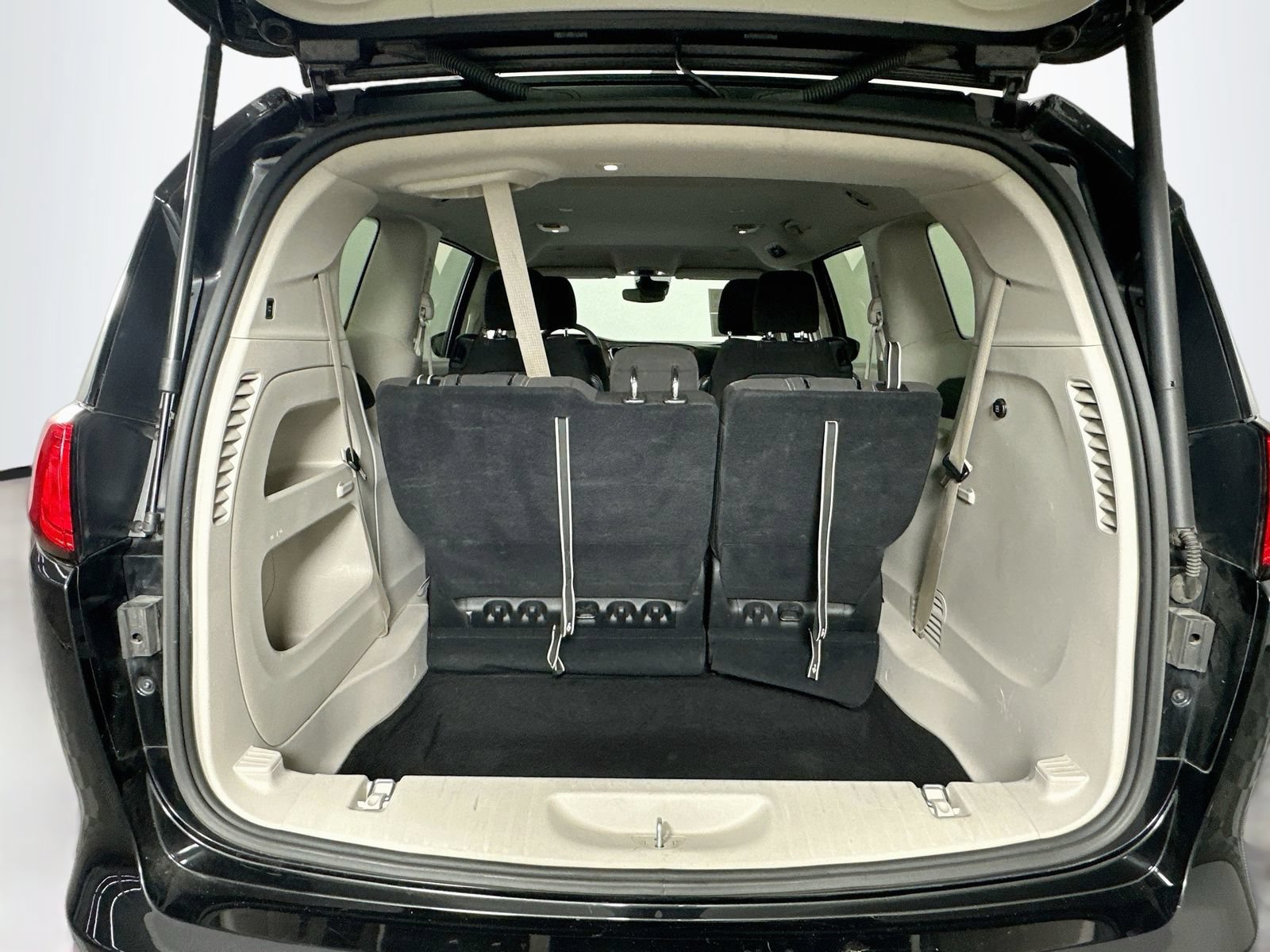 Used 2023 Chrysler Voyager LX FWD image 25