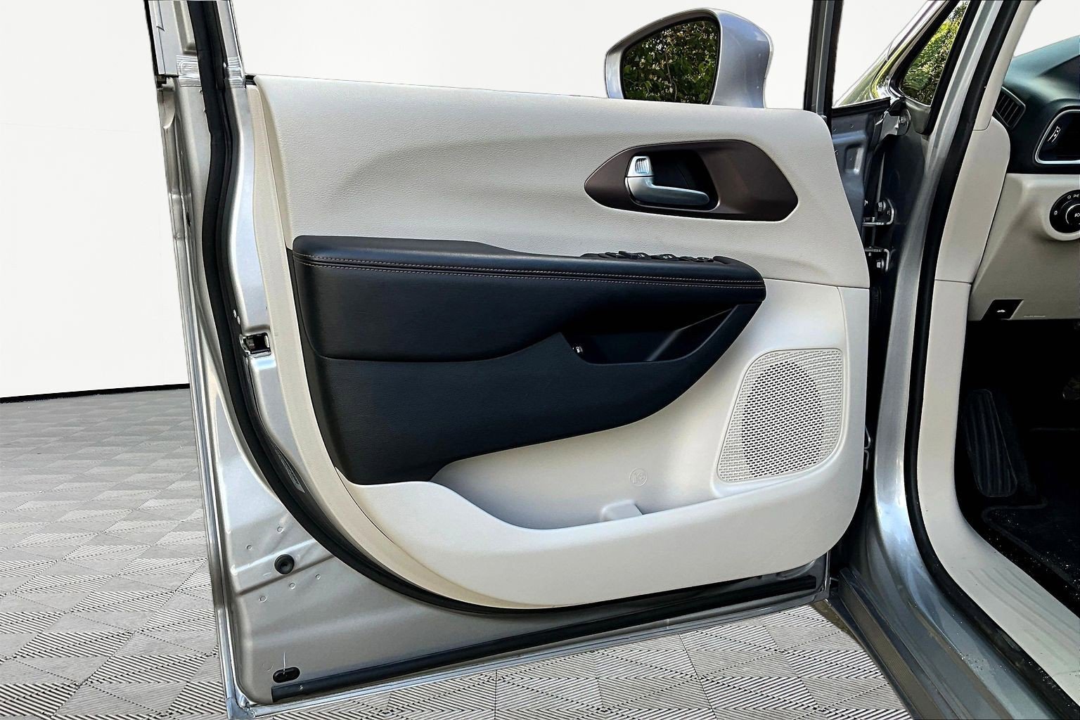 Used 2018 Chrysler Pacifica Touring-L image 18