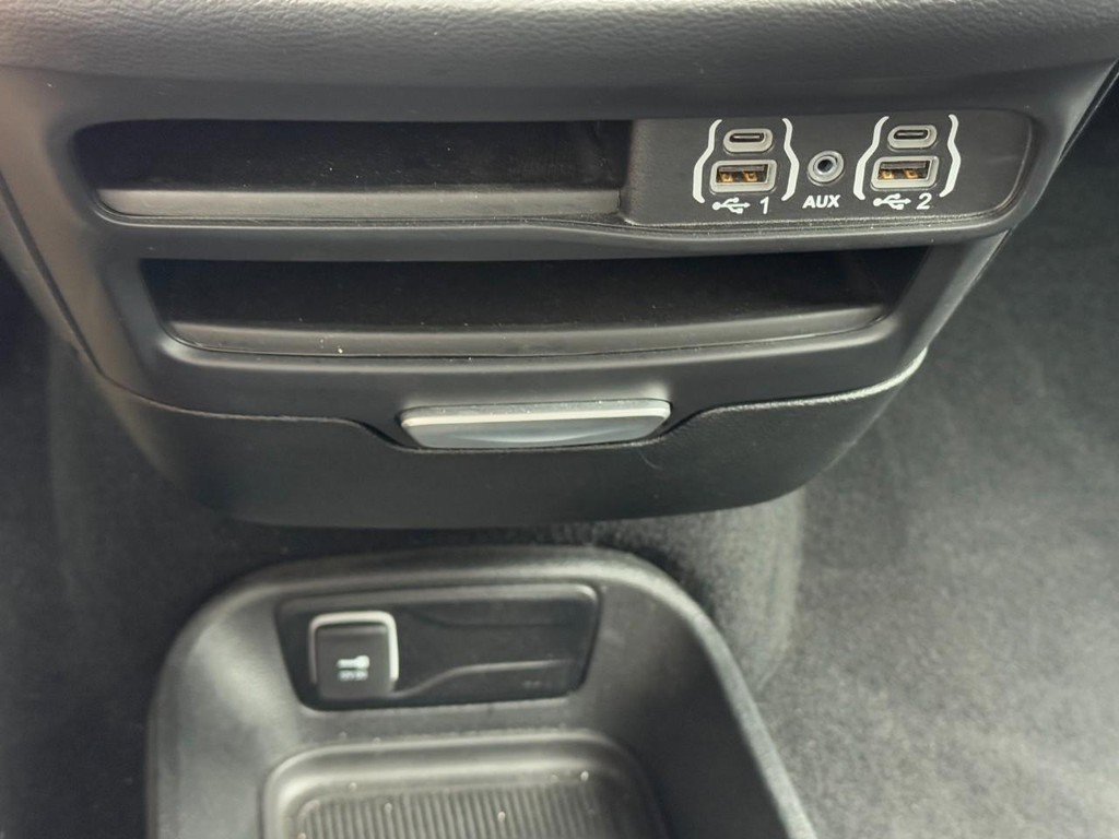 Used 2025 Chrysler Pacifica Select image 24