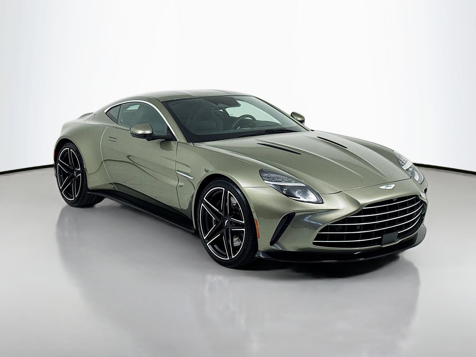 Used 2025 Aston Martin V8 Vantage Coupe RWD video 1