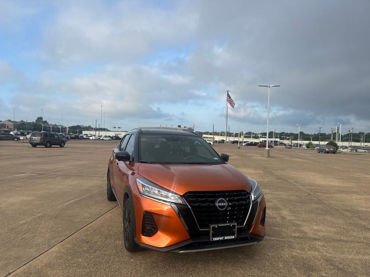 Used 2023 Nissan Kicks SR w/ SR Premium Package FWD image 3