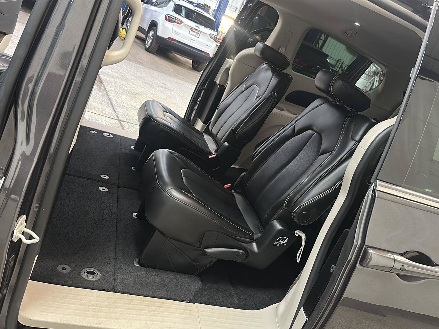 Used 2023 Chrysler Pacifica Touring-L FWD image 27