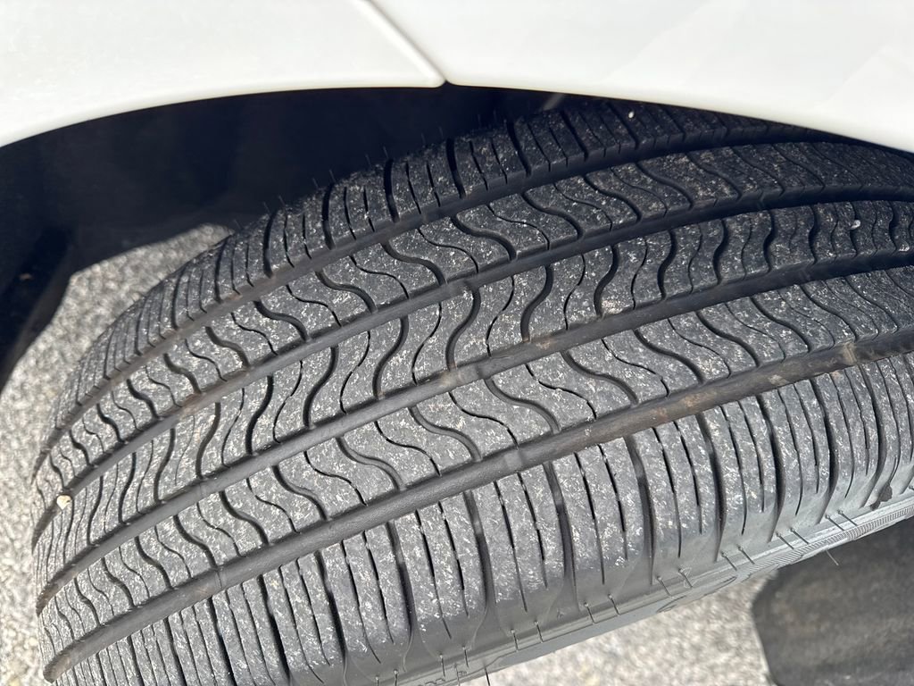 Used 2024 Chrysler Pacifica Touring-L image 27