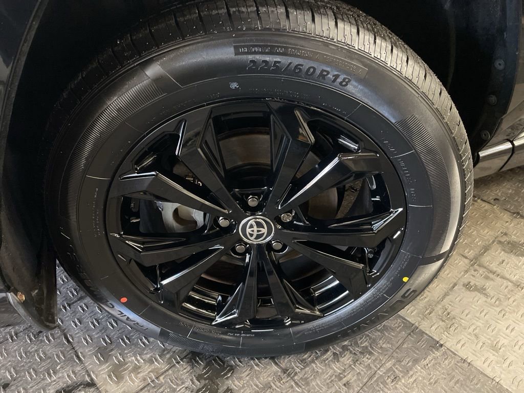 Used 2022 Toyota RAV4 SE w/ Convenience Package image 4