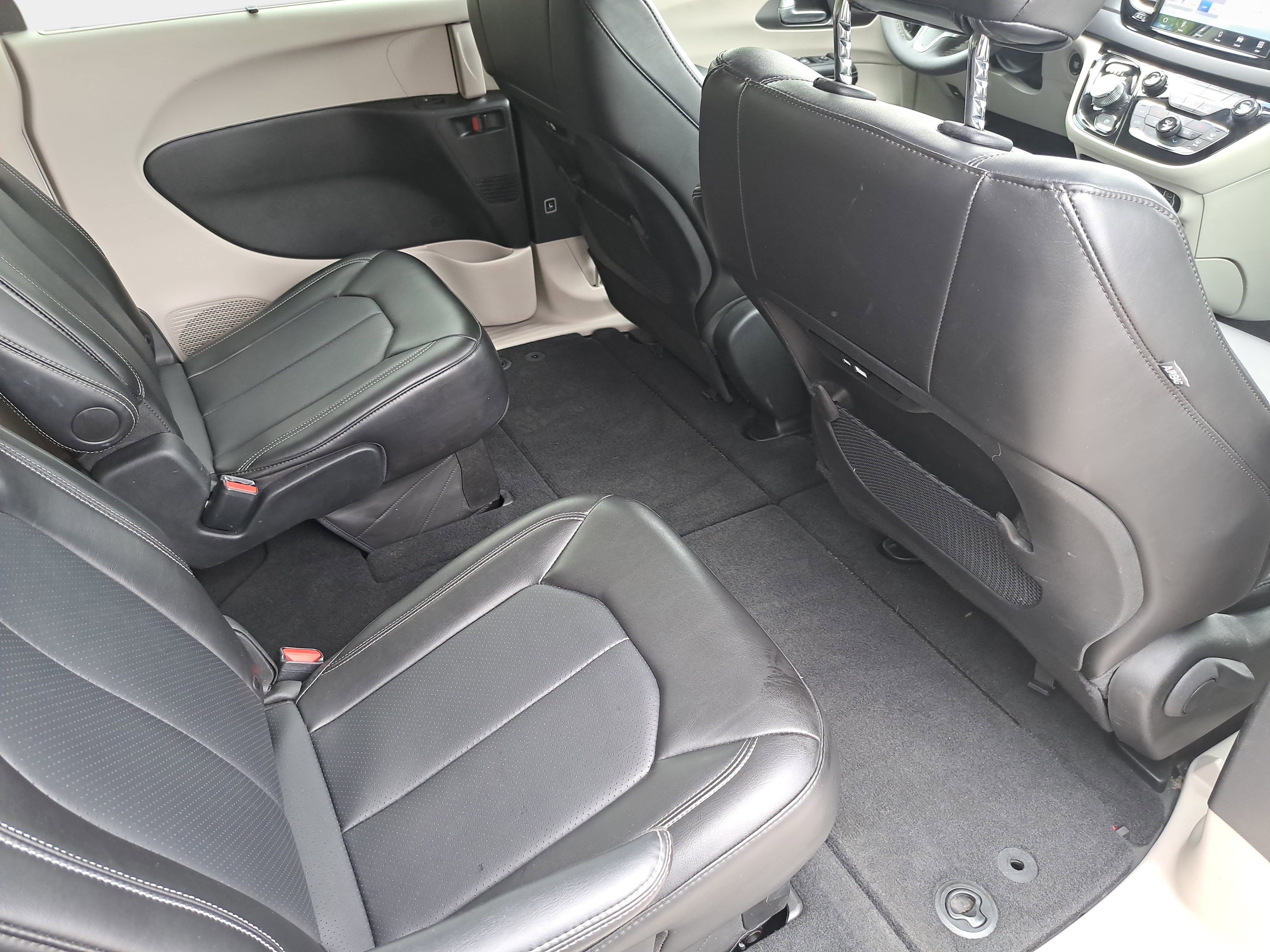 Used 2024 Chrysler Pacifica Touring-L FWD image 11