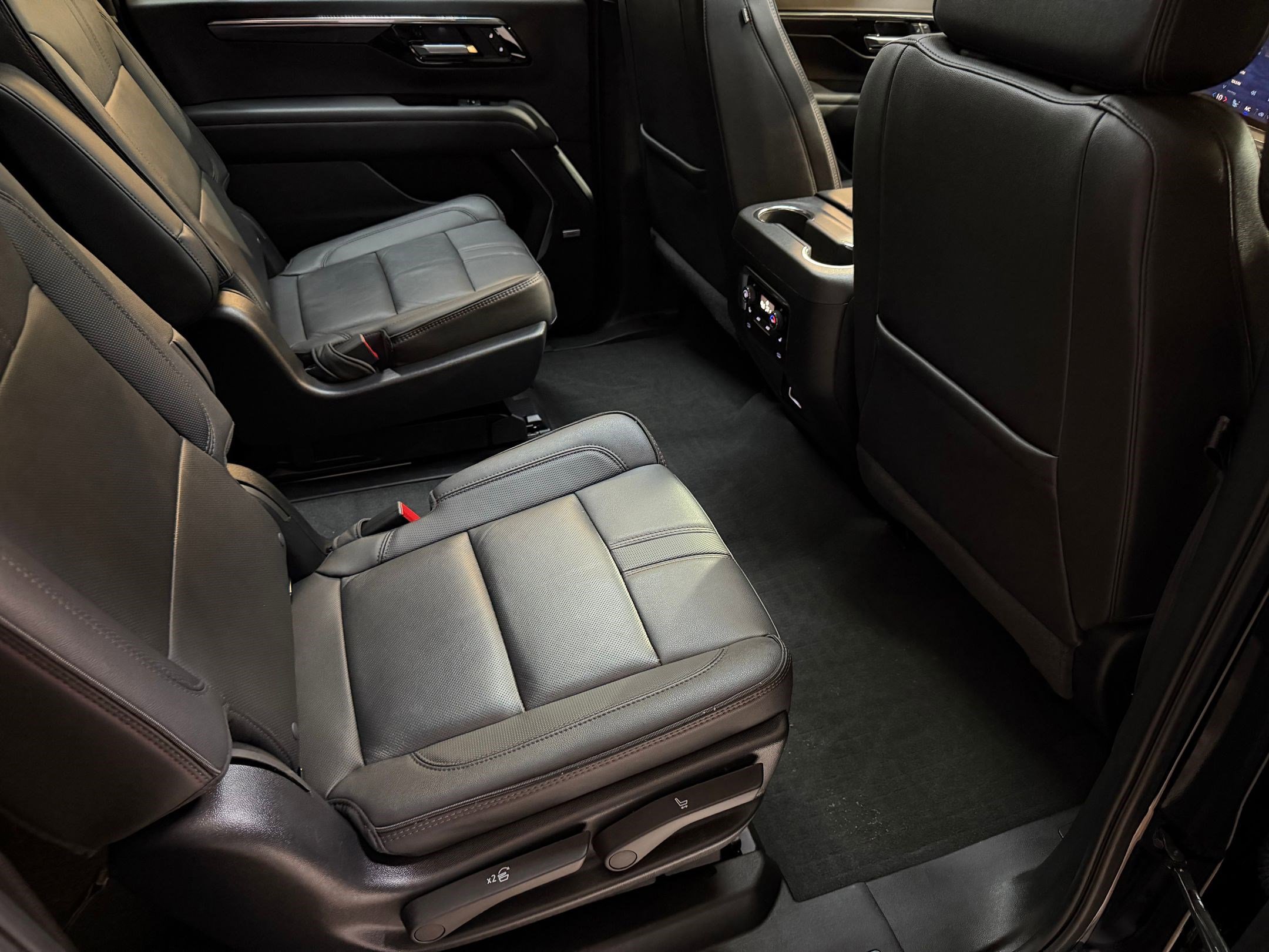 Used 2025 Chevrolet Suburban RST w/ Comfort Package image 46