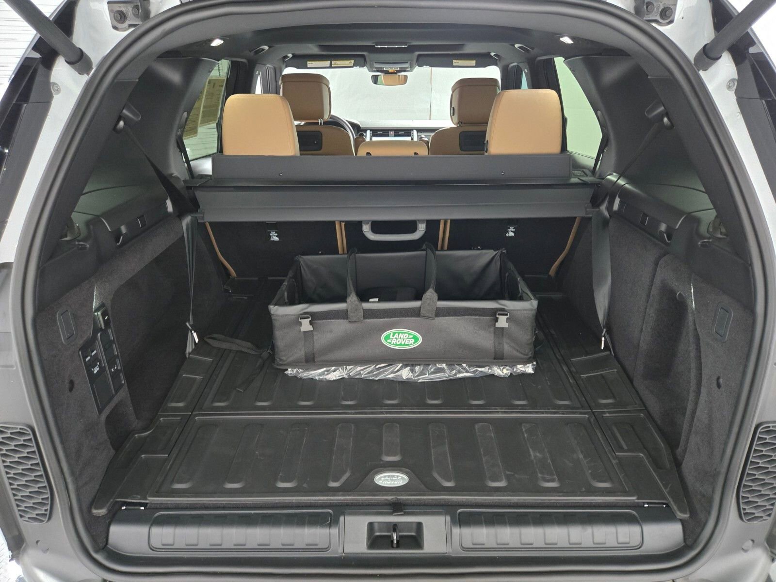 Used 2025 Land Rover Discovery Dynamic SE AWD/4WD image 15