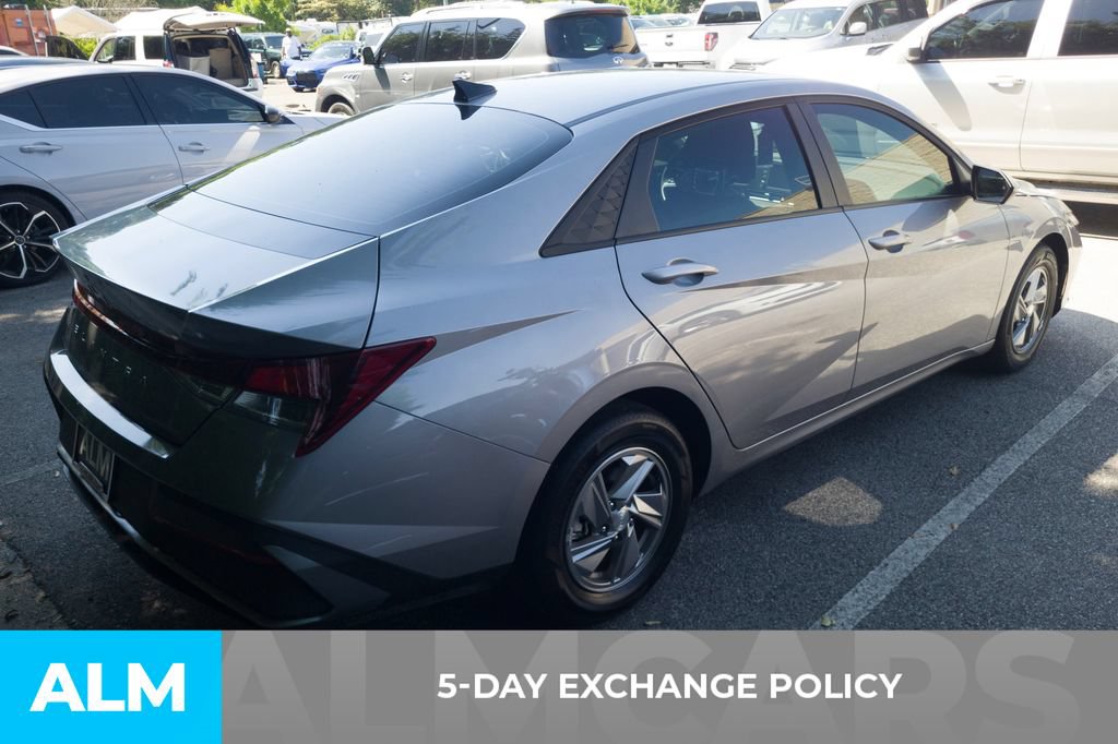 Certified 2025 Hyundai Elantra SE FWD image 3