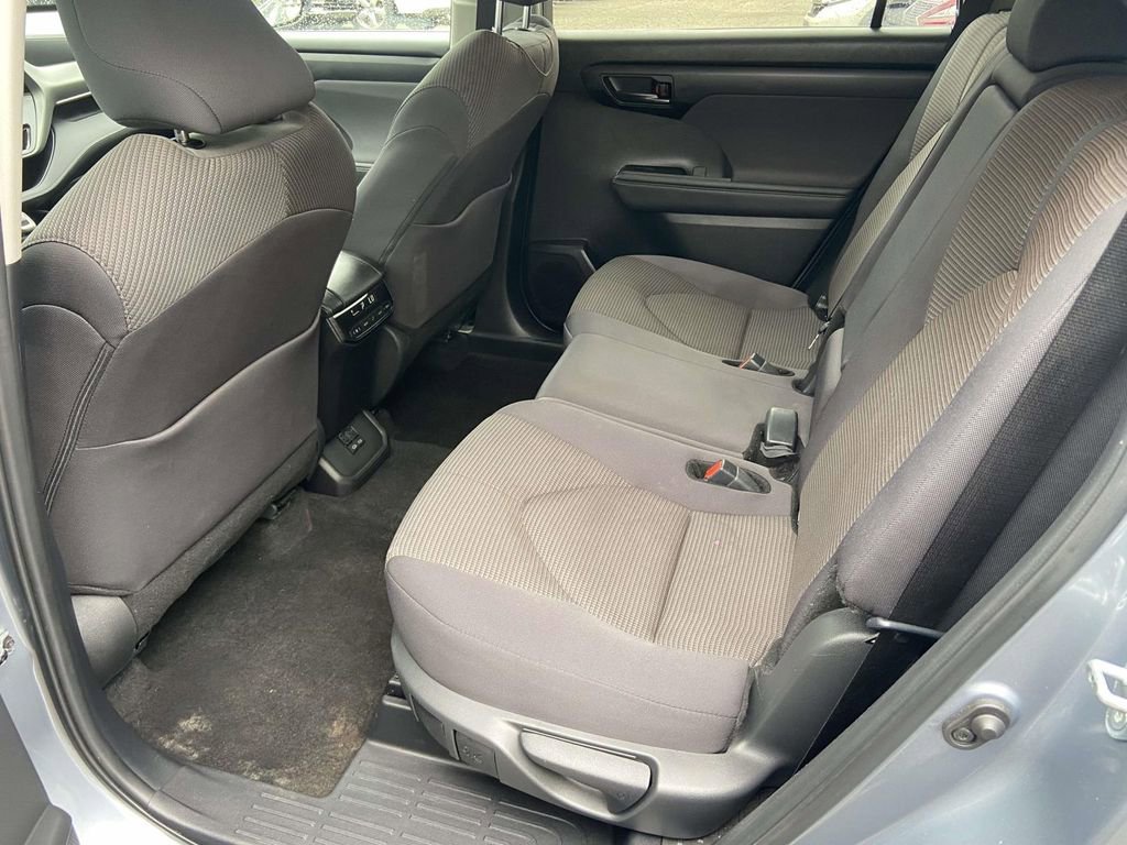 Used 2024 Toyota Highlander LE FWD image 22