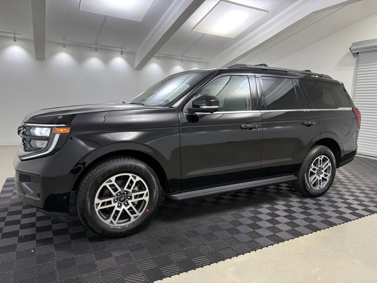 New 2025 Ford Expedition Active image 3