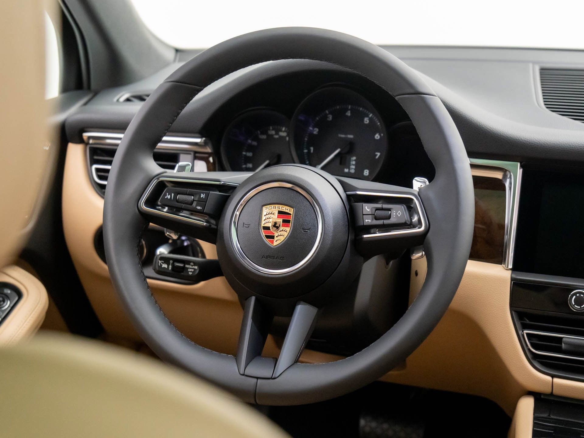 Certified 2025 Porsche Macan image 12
