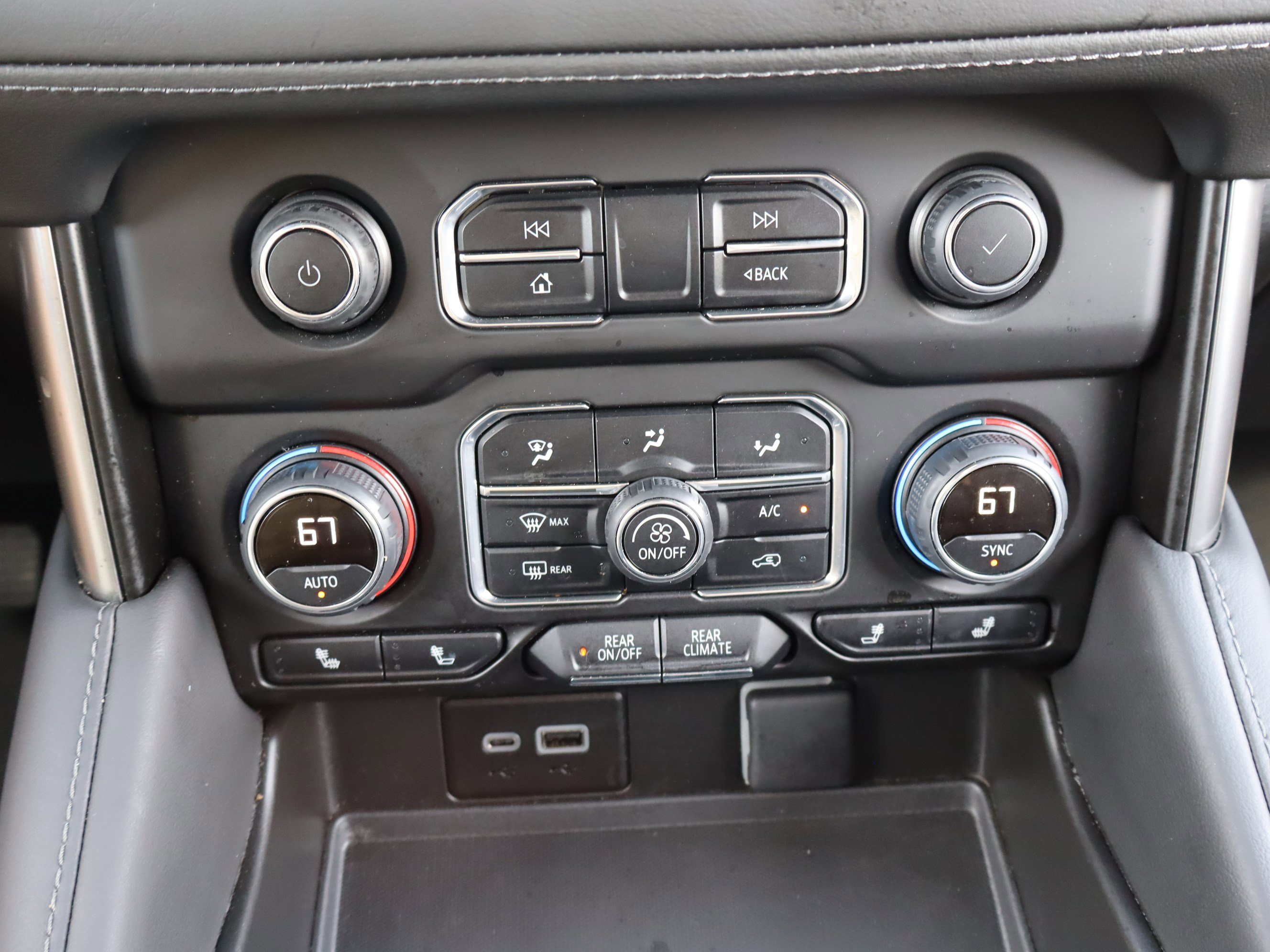 Used 2024 Chevrolet Suburban Z71 w/ Luxury Package image 31