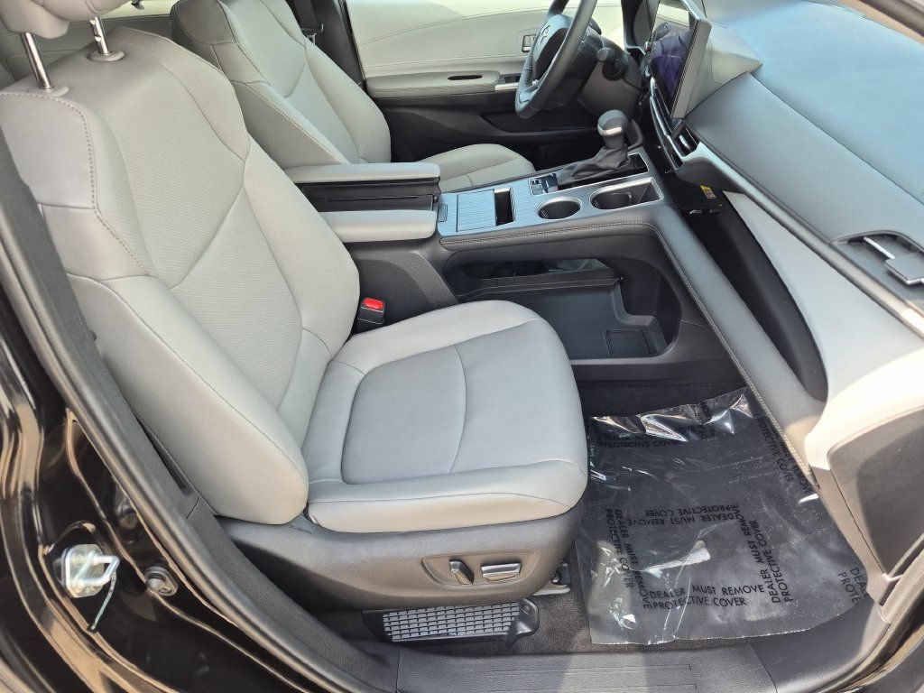 Used 2026 Toyota Sienna XLE FWD image 40