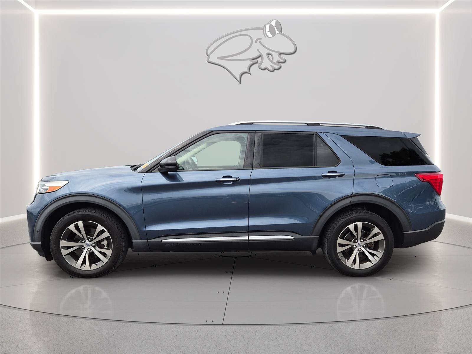 Used 2020 Ford Explorer Platinum w/ Premium Technology Package AWD/4WD image 2