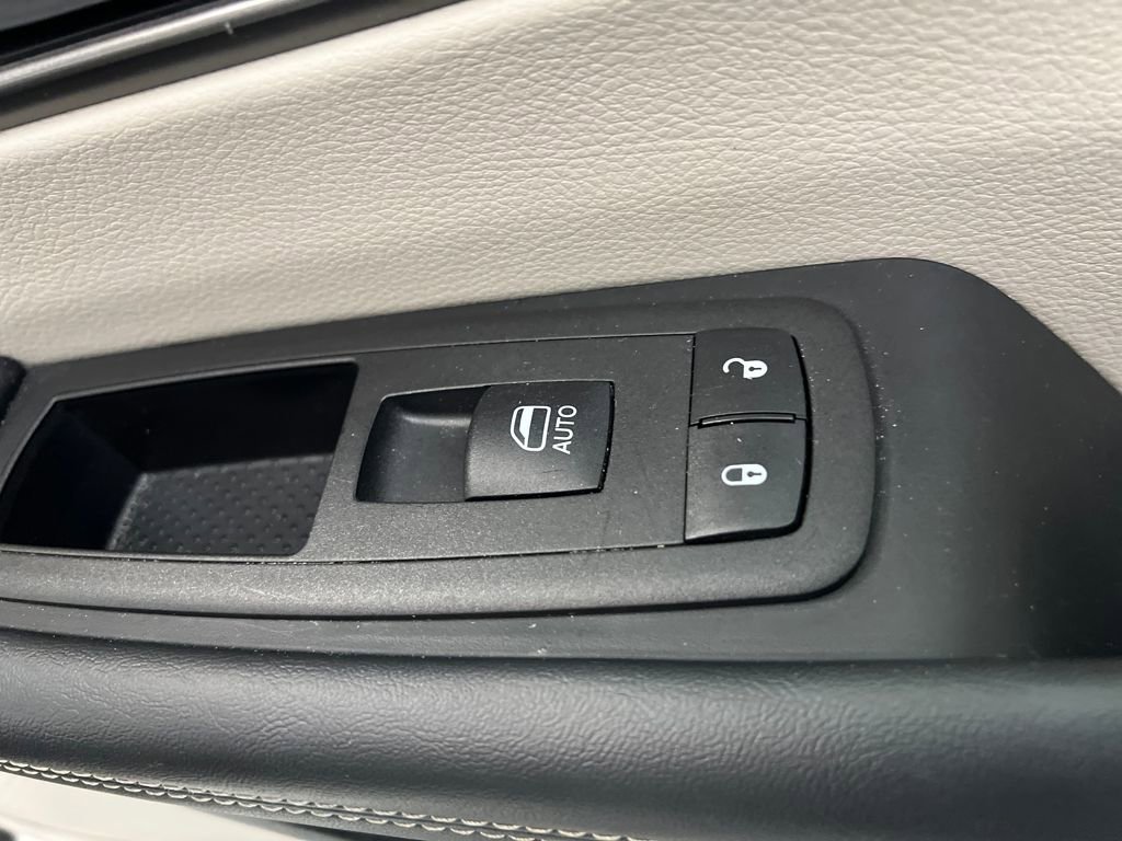 Used 2024 Chrysler Pacifica Touring-L image 33