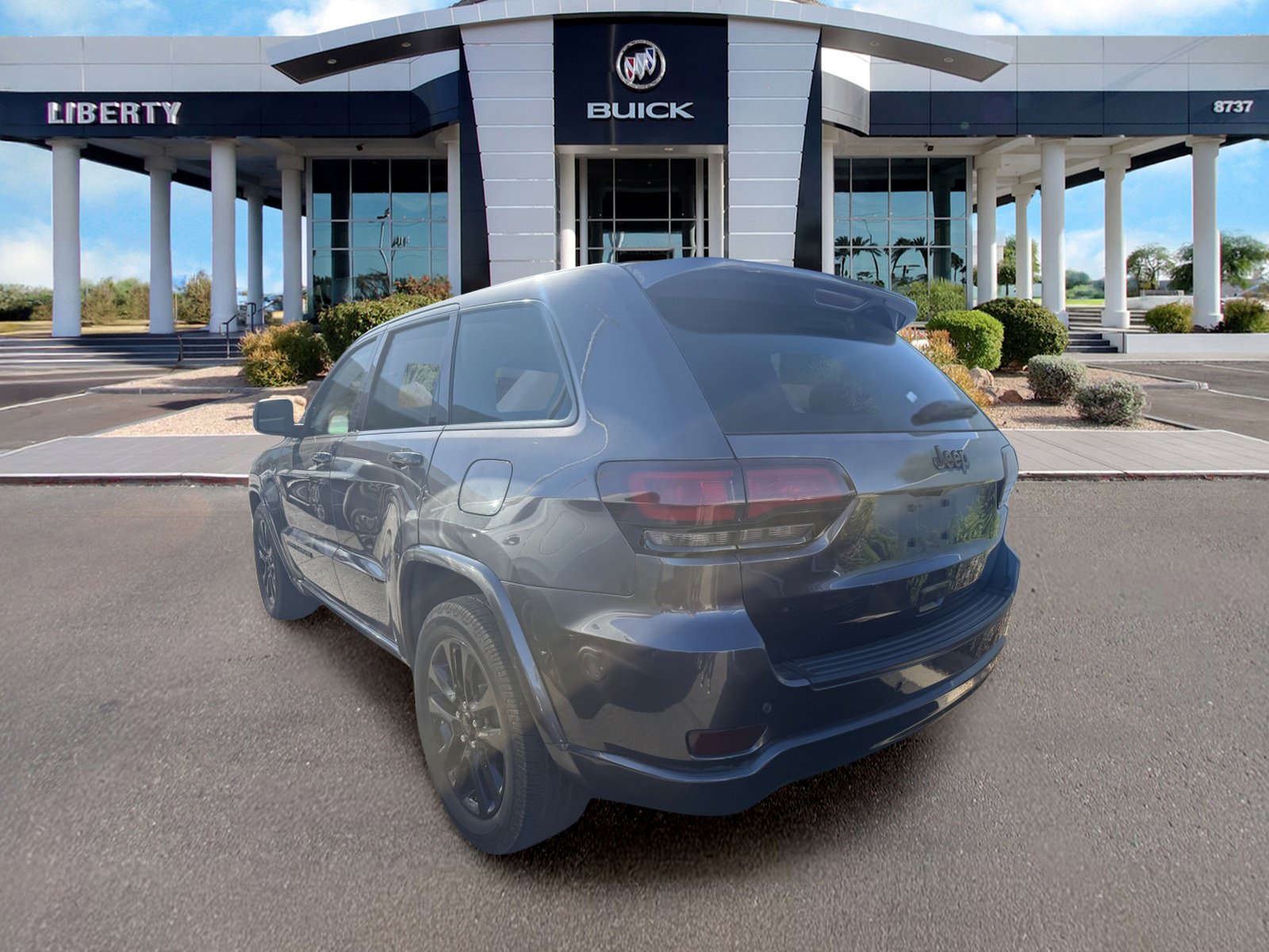 Used 2020 Jeep Grand Cherokee Altitude RWD image 2