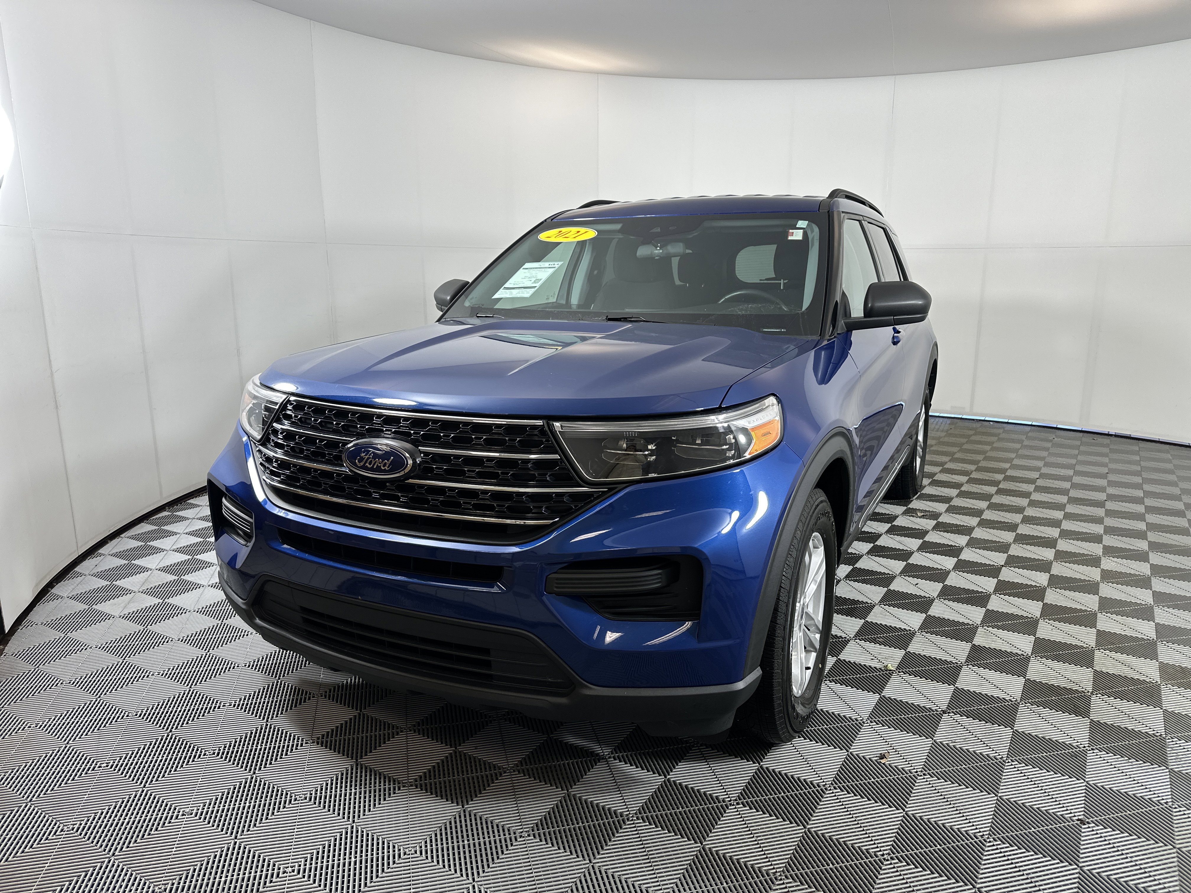 Used 2021 Ford Explorer XLT image 2