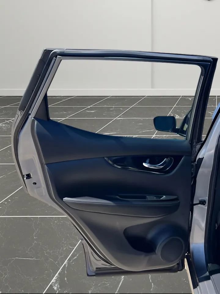 Used 2017 Nissan Rogue Sport SV w/ SV Premium Package image 11