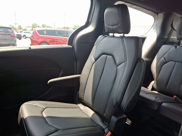 New 2025 Chrysler Pacifica Select AWD/4WD image 12