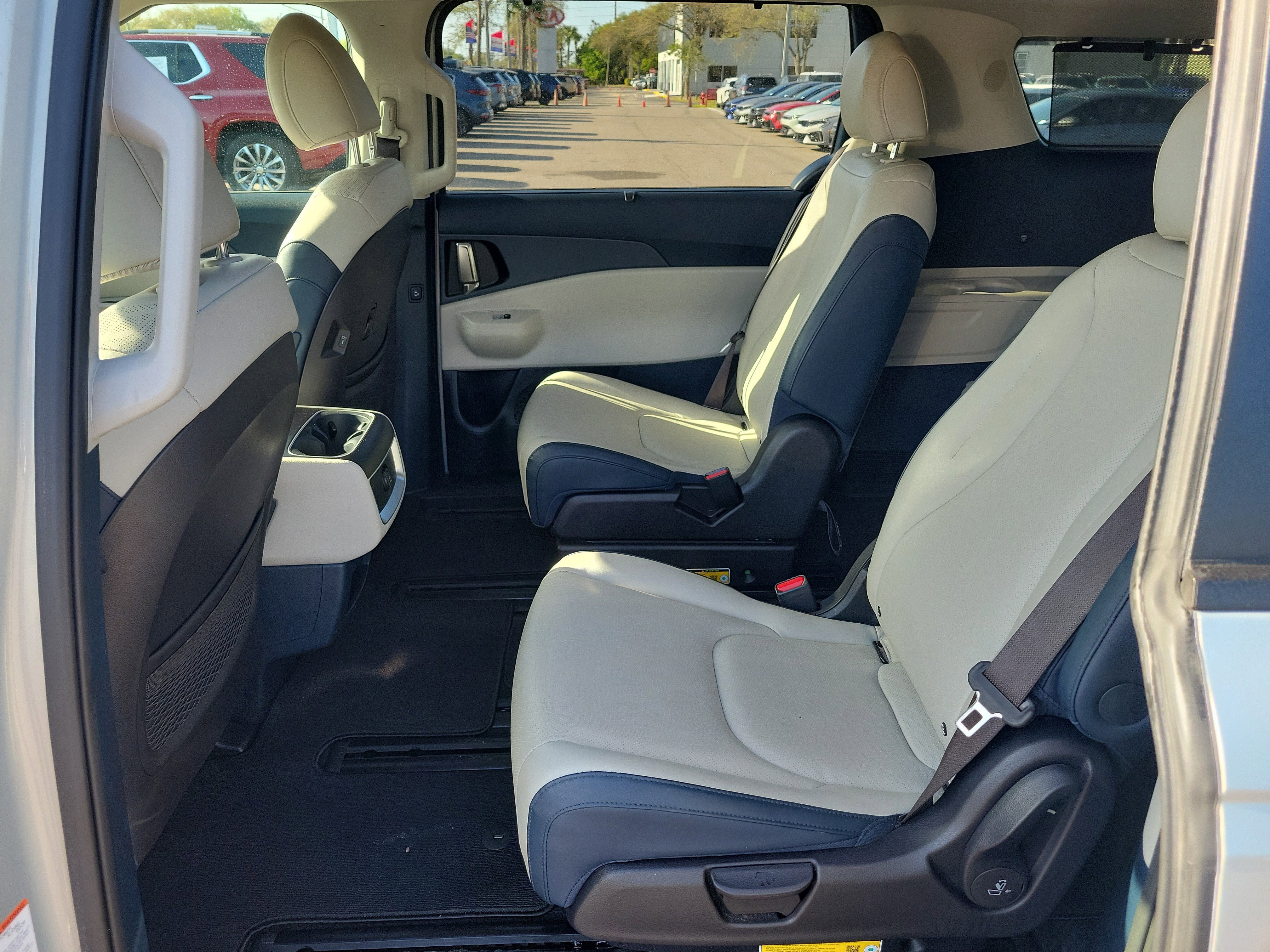 Certified 2025 Kia Carnival EX image 16