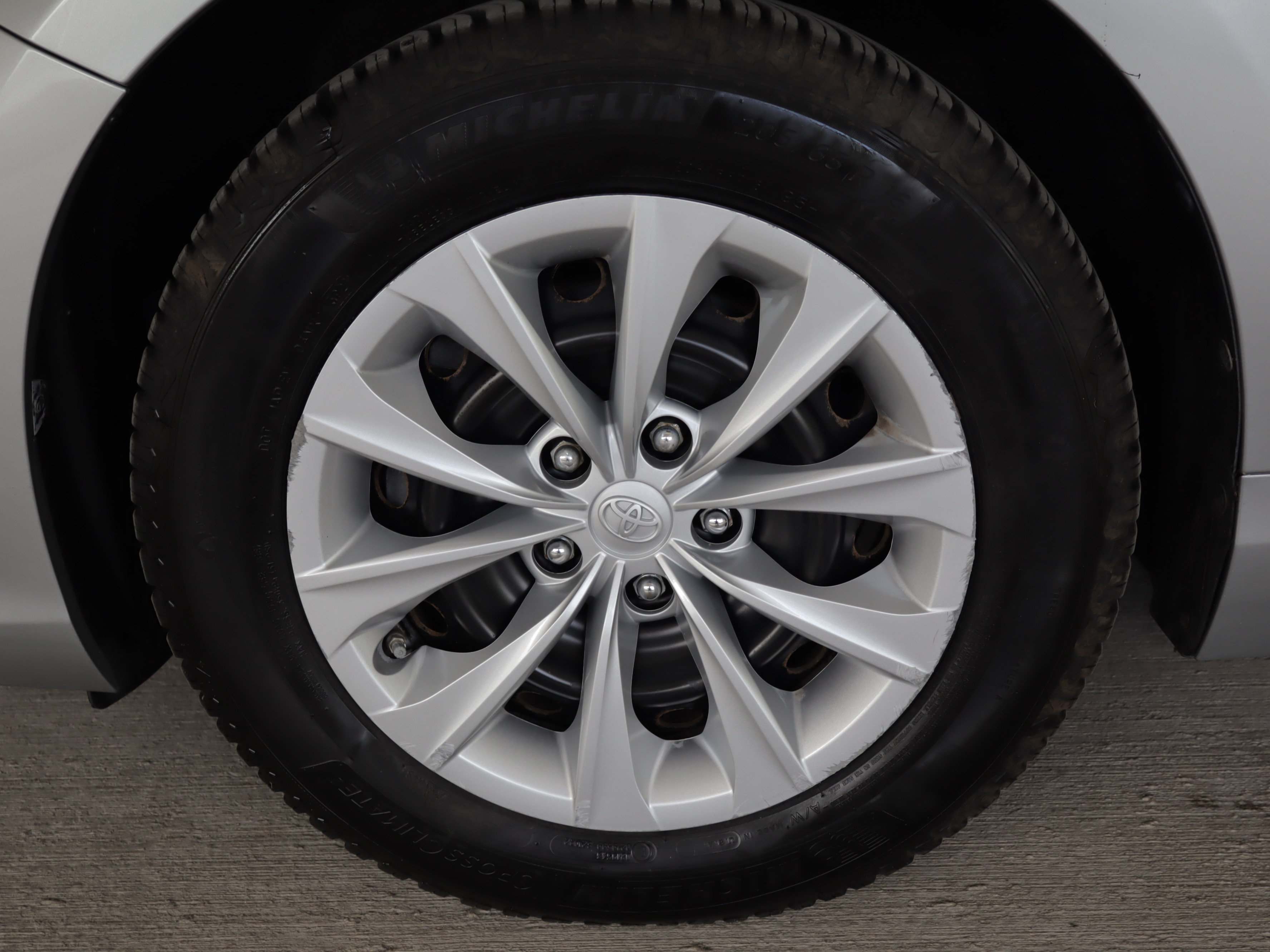 Used 2015 Toyota Camry LE FWD image 25