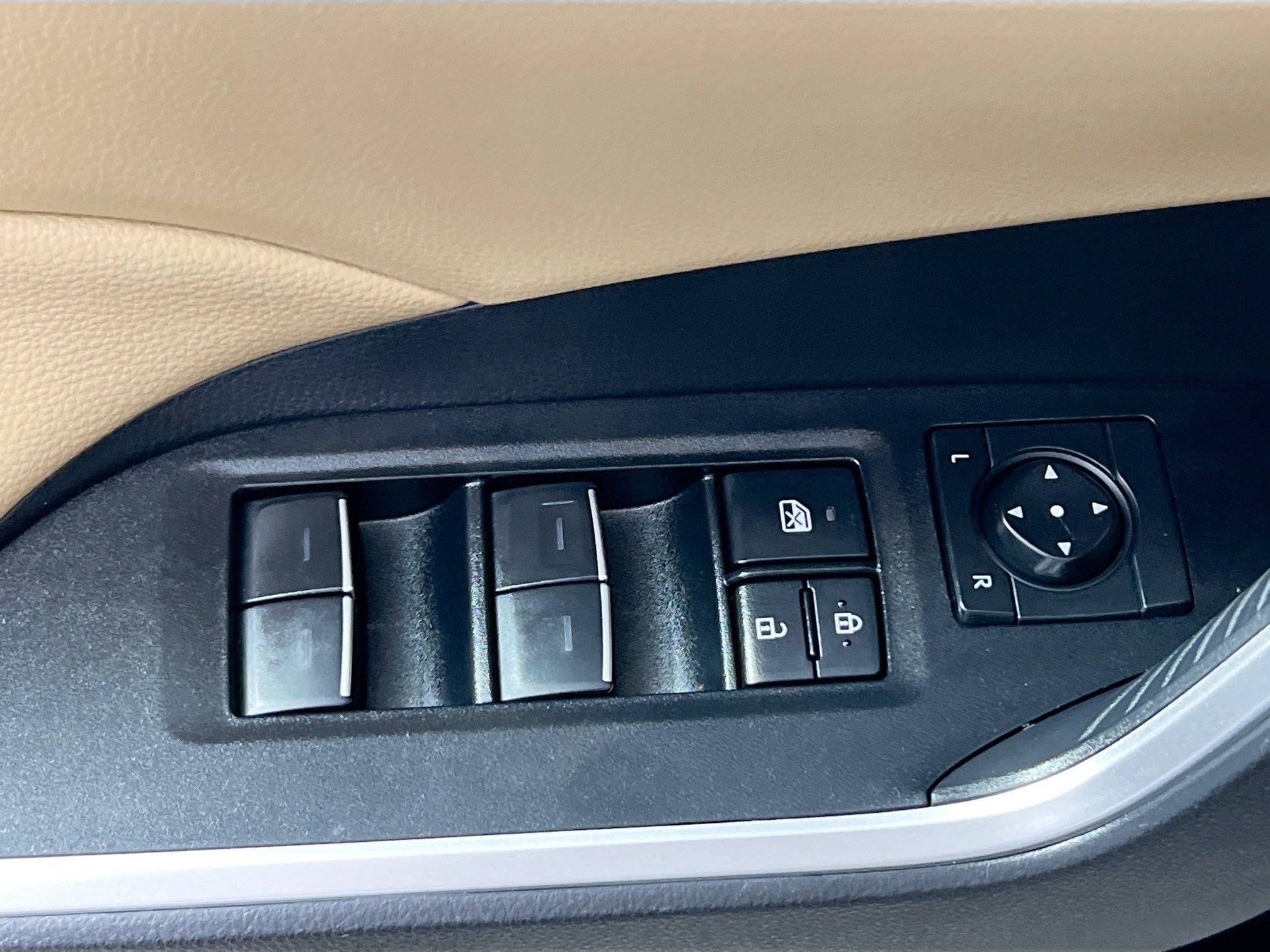 Used 2025 Toyota RAV4 XLE w/ Convenience Package FWD image 16