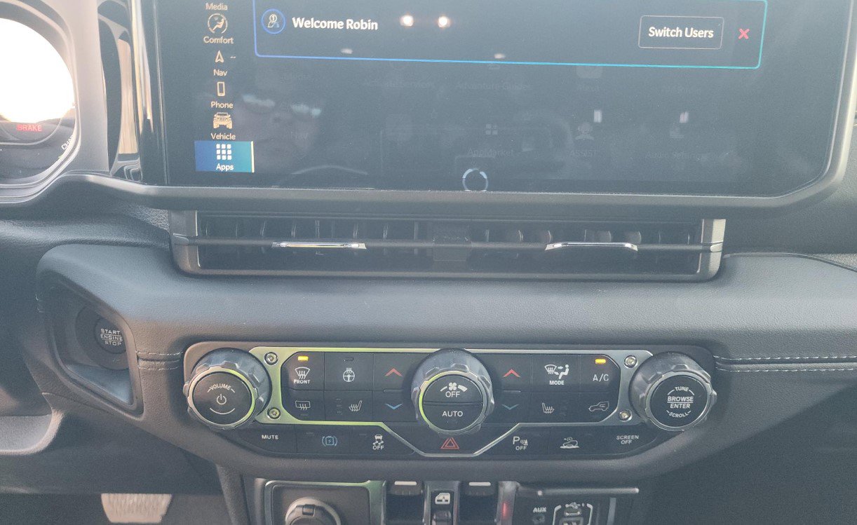 Used 2024 Jeep Wrangler Unlimited Sahara w/ Technology Group image 9