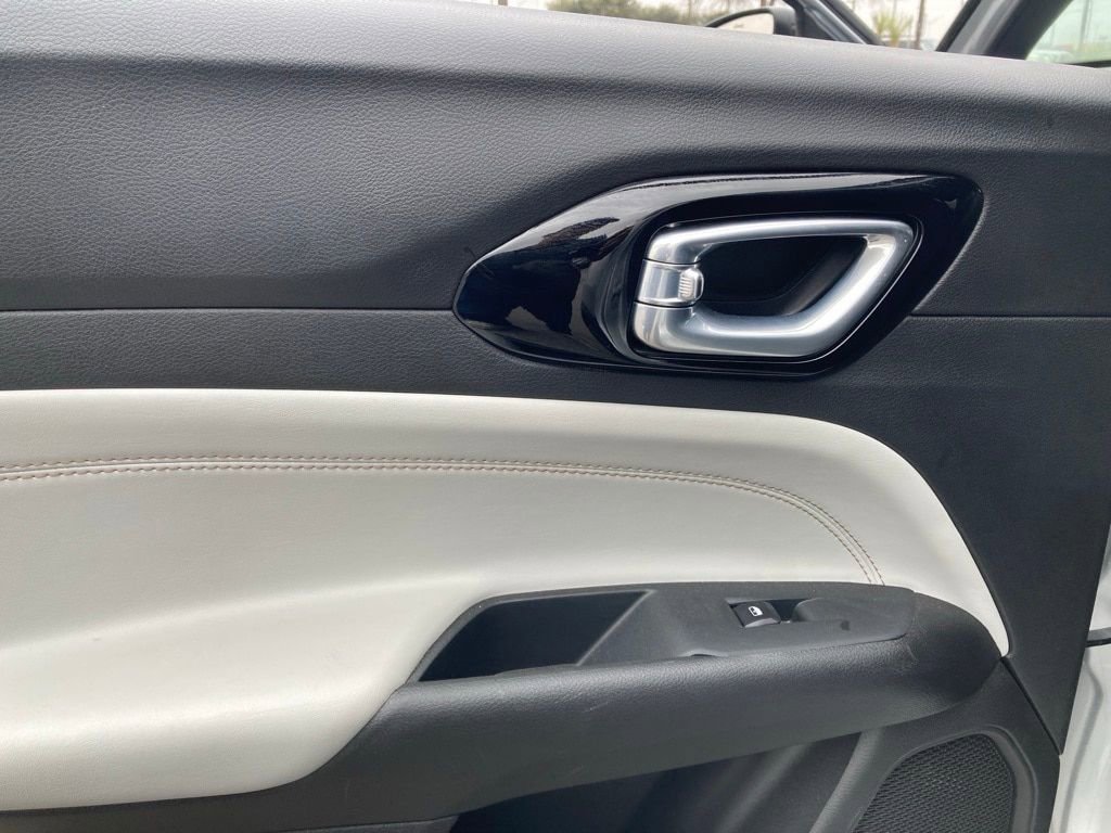 Used 2025 Jeep Compass Limited image 12