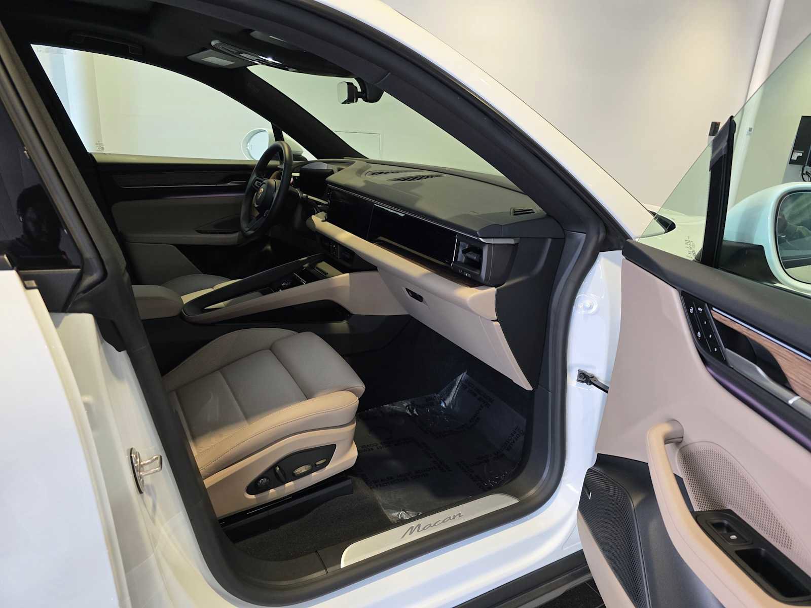 Used 2025 Porsche Macan Electric image 13