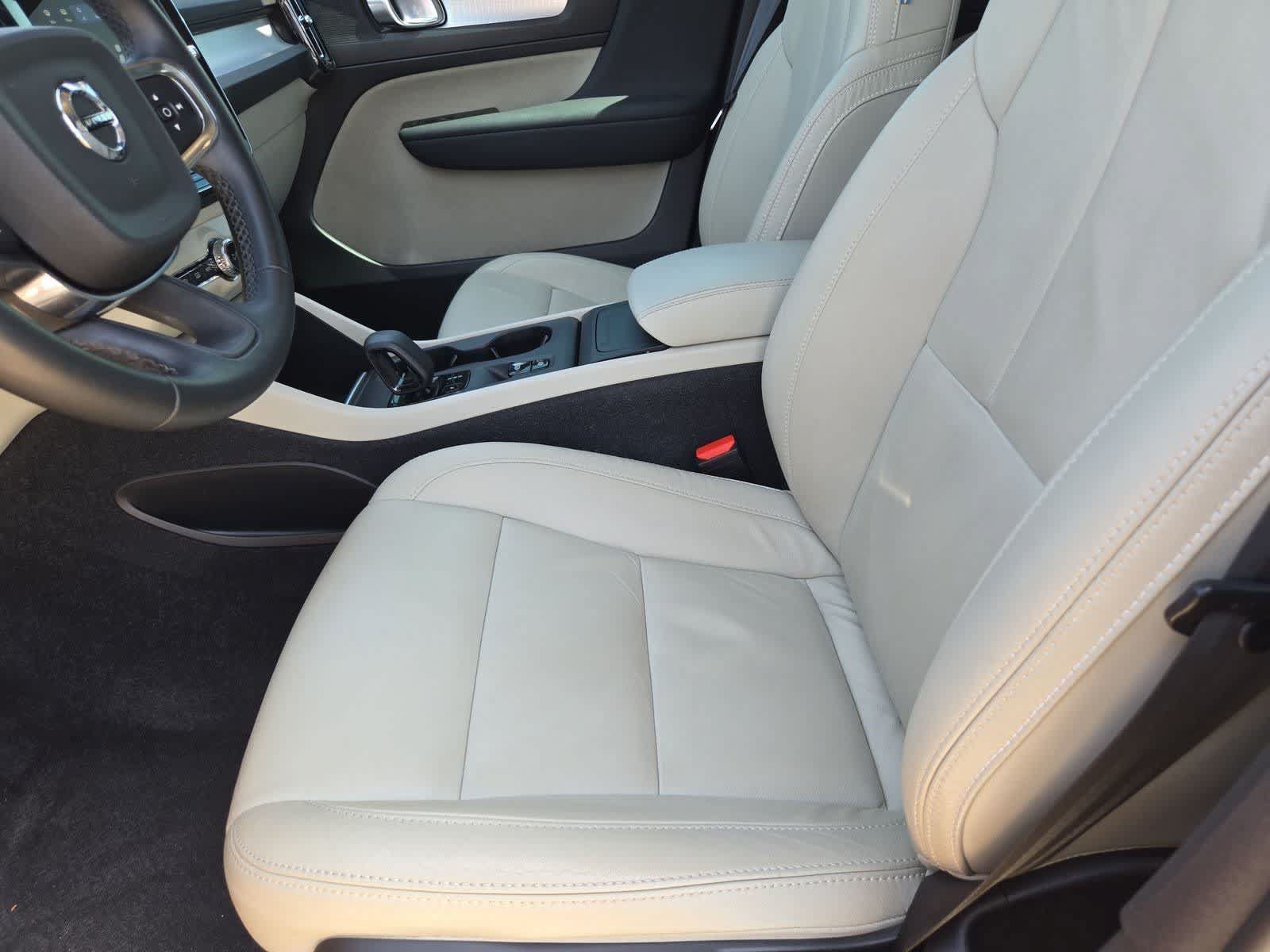 Used 2022 Volvo XC40 T4 Momentum FWD image 14