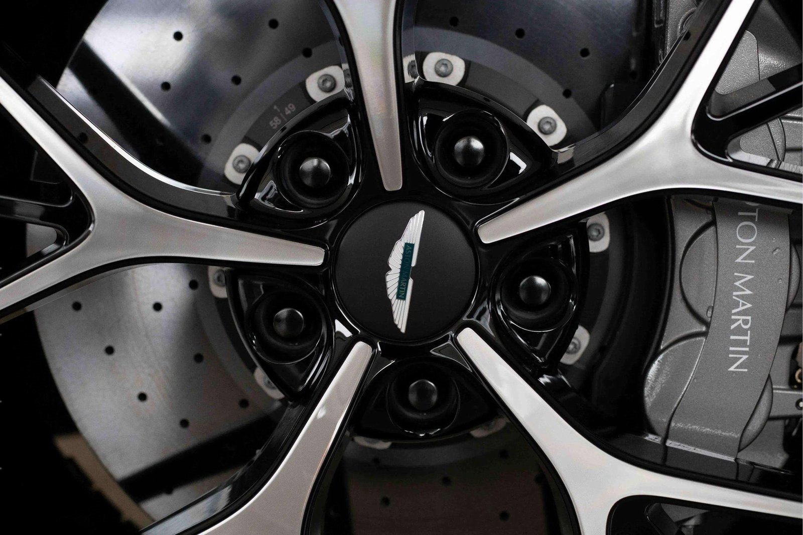 New 2025 Aston Martin DBX 707 image 10