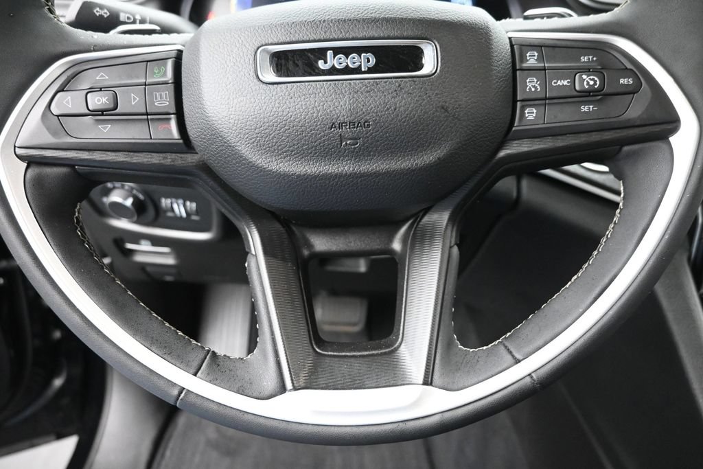 Used 2023 Jeep Grand Cherokee Altitude AWD/4WD image 17