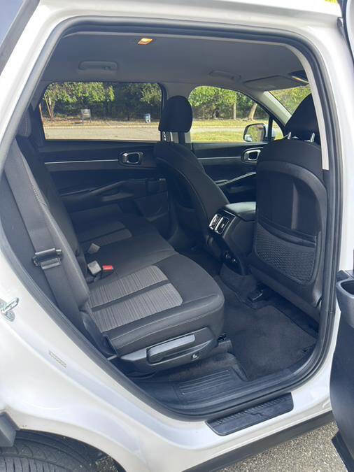 Used 2023 Kia Sorento LX image 17